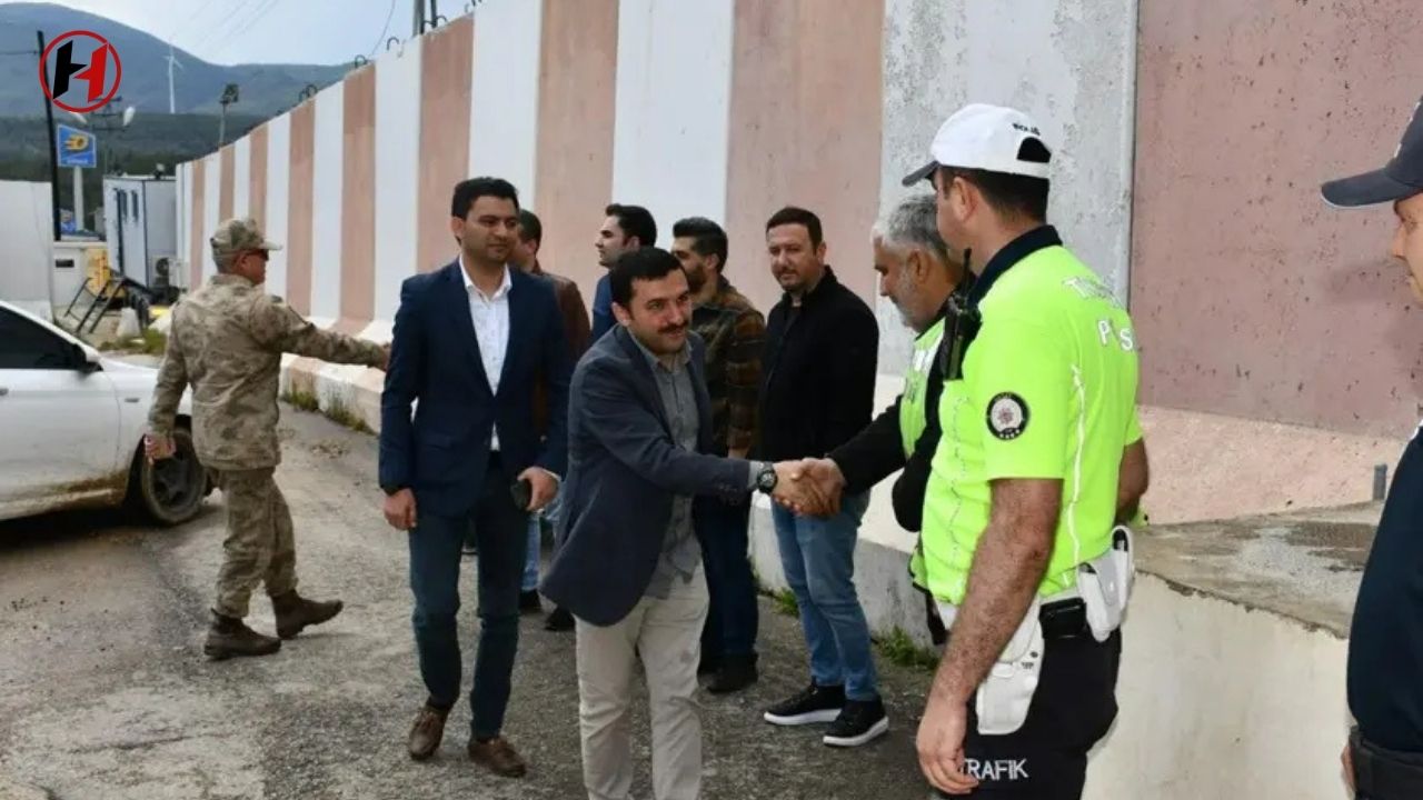 Belen Kaymakamı Yılmaz'dan Yağmur Sonrası Trafik Güvenliği İncelemesi Belen Kaymakamı Yılmaz'dan Yağmur Sonrası Trafik Güvenliği İncelemesi